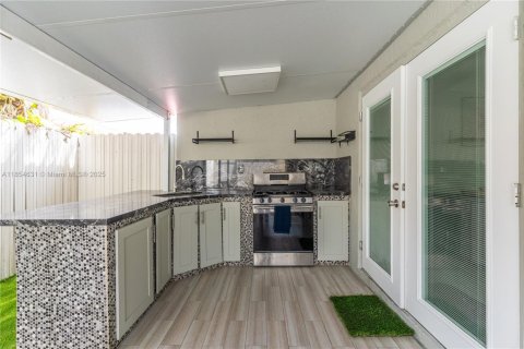 House in Hialeah Gardens, Florida 3 bedrooms, 106.28 sq.m. № 1872535 - photo 18