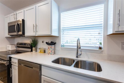 House in Palm Coast, Florida 4 bedrooms, 153.47 sq.m. № 2234397 - photo 8