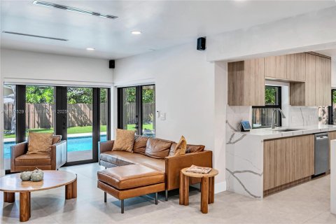 House in Pinecrest, Florida 5 bedrooms, 282.33 sq.m. № 1949102 - photo 30