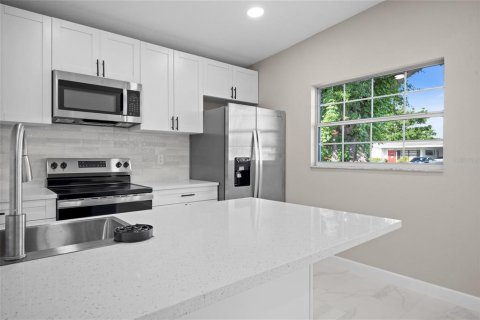 House in Tampa, Florida 4 bedrooms, 133.5 sq.m. № 1831880 - photo 1