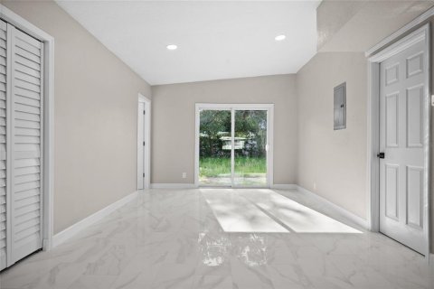 House in Tampa, Florida 4 bedrooms, 133.5 sq.m. № 1831880 - photo 7