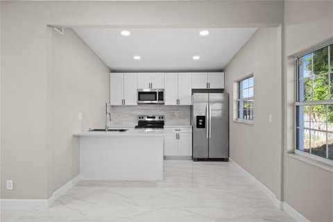 House in Tampa, Florida 4 bedrooms, 133.5 sq.m. № 1831880 - photo 17