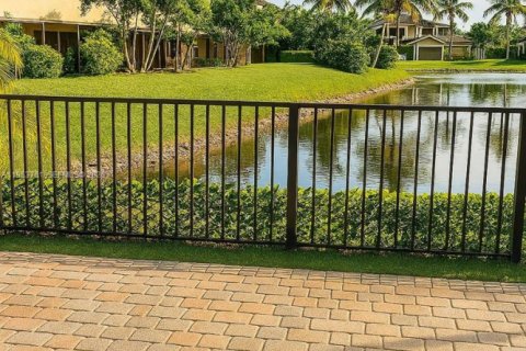 Condominio en alquiler en Miami, Florida, 3 dormitorios, 157.47 m2 № 2011755 - foto 14