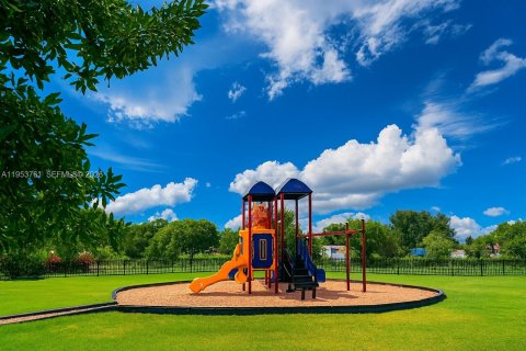 Condominio en alquiler en Miami, Florida, 3 dormitorios, 157.47 m2 № 2011755 - foto 6