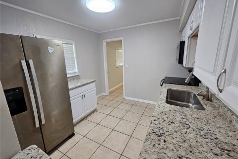Apartment in Zephyrhills, Florida 3 bedrooms, 96.99 sq.m. № 2383408 - photo 3