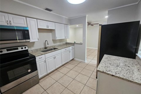 Apartment in Zephyrhills, Florida 3 bedrooms, 96.99 sq.m. № 2383408 - photo 9