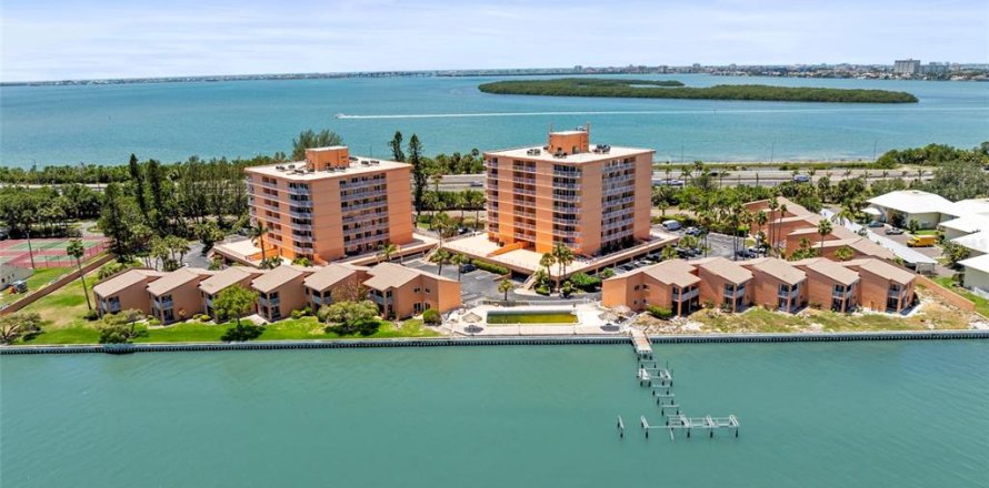 Condo in Saint Petersburg, Florida, 2 bedrooms № 1743404