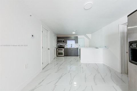 Casa en venta en Miami, Florida, 3 dormitorios, 82.13 m2 № 1842366 - foto 2