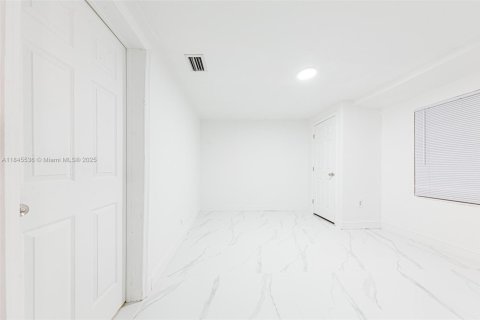Casa en venta en Miami, Florida, 3 dormitorios, 82.13 m2 № 1842366 - foto 5