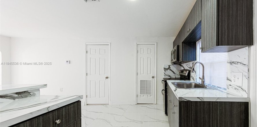 Casa en Miami, Florida 3 dormitorios, 82.13 m2 № 1842366