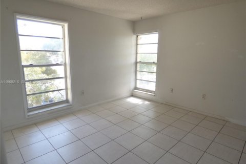 Купить кондоминиум в Норт-Майами, Флорида 2 спальни, 86.21м2, № 2030425 - фото 6