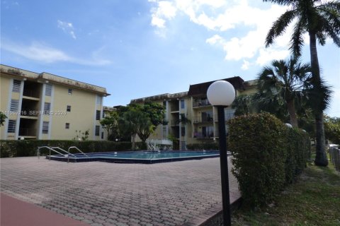 Кондоминиум с 2 спальнями в Норт-Майами, Флорида № 2030425