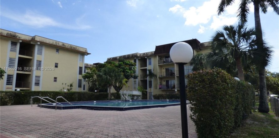 Кондоминиум с 2 спальнями в Норт-Майами, Флорида № 2030425