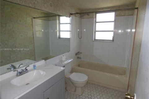 Купить кондоминиум в Норт-Майами, Флорида 2 спальни, 86.21м2, № 2030425 - фото 4