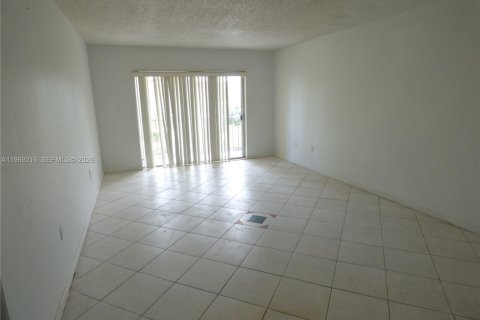 Купить кондоминиум в Норт-Майами, Флорида 2 спальни, 86.21м2, № 2030425 - фото 10