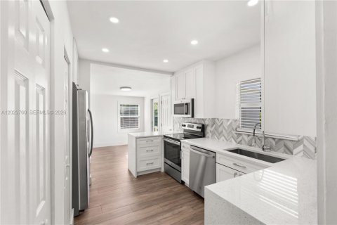 Villa ou maison à vendre à Coral Gables, Floride: 2 chambres, 99.31 m2 № 2263945 - photo 13