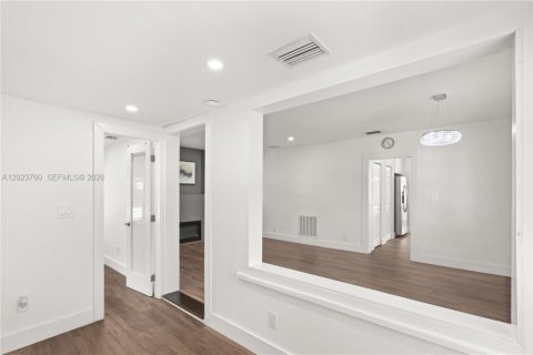 Villa ou maison à vendre à Coral Gables, Floride: 2 chambres, 99.31 m2 № 2263945 - photo 3