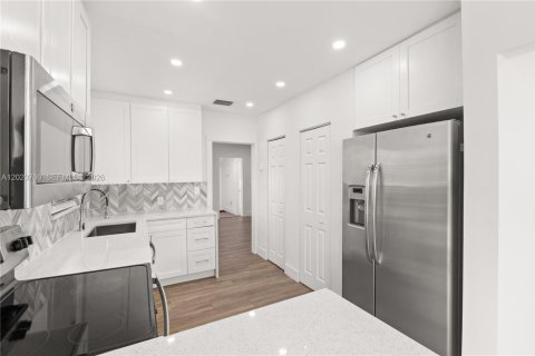 Villa ou maison à vendre à Coral Gables, Floride: 2 chambres, 99.31 m2 № 2263945 - photo 15