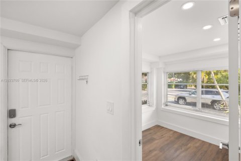 Villa ou maison à vendre à Coral Gables, Floride: 2 chambres, 99.31 m2 № 2263945 - photo 4