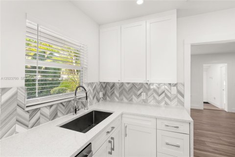 Villa ou maison à vendre à Coral Gables, Floride: 2 chambres, 99.31 m2 № 2263945 - photo 17