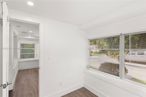 Villa ou maison à vendre à Coral Gables, Floride: 2 chambres, 99.31 m2 № 2263945 - photo 6