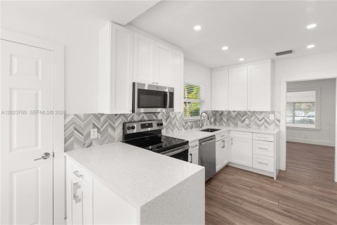 Villa ou maison à vendre à Coral Gables, Floride: 2 chambres, 99.31 m2 № 2263945 - photo 14