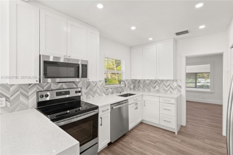 Villa ou maison à vendre à Coral Gables, Floride: 2 chambres, 99.31 m2 № 2263945 - photo 16