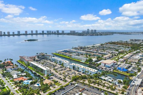 Condominio en North Palm Beach, Florida, 2 dormitorios № 2400873
