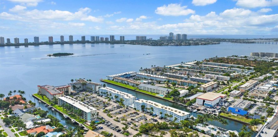 Condominio en North Palm Beach, Florida, 2 dormitorios  № 2400873