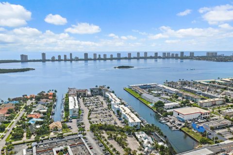 Condominio en venta en North Palm Beach, Florida, 2 dormitorios, 100.24 m2 № 2400873 - foto 2