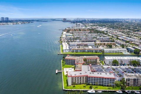 Condominio en venta en North Palm Beach, Florida, 2 dormitorios, 100.24 m2 № 2400873 - foto 17
