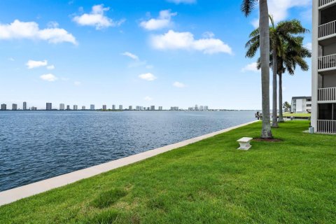 Condominio en venta en North Palm Beach, Florida, 2 dormitorios, 100.24 m2 № 2400873 - foto 27
