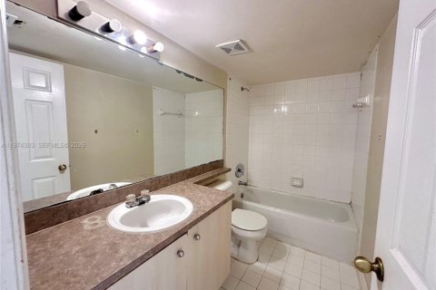 Condo in Pembroke Pines, Florida, 2 bedrooms  № 2044684 - photo 11