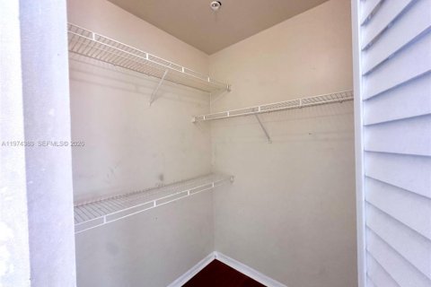 Condo in Pembroke Pines, Florida, 2 bedrooms  № 2044684 - photo 10