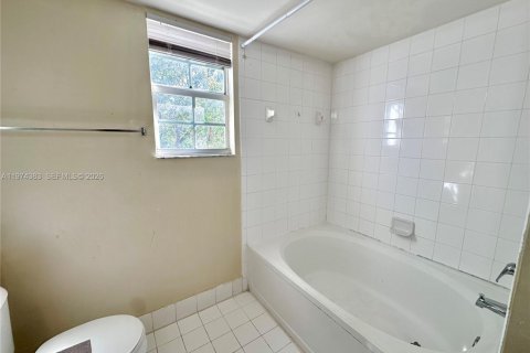 Condo in Pembroke Pines, Florida, 2 bedrooms  № 2044684 - photo 15