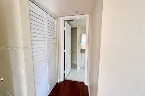 Condo in Pembroke Pines, Florida, 2 bedrooms  № 2044684 - photo 12