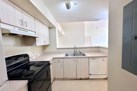 Condo in Pembroke Pines, Florida, 2 bedrooms  № 2044684 - photo 4