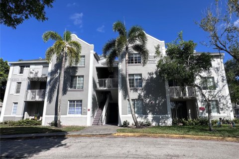 Condo in Pembroke Pines, Florida, 2 bedrooms  № 2044684 - photo 2