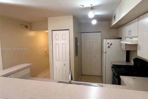 Condo in Pembroke Pines, Florida, 2 bedrooms  № 2044684 - photo 19