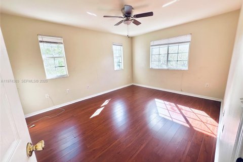 Condo in Pembroke Pines, Florida, 2 bedrooms  № 2044684 - photo 13