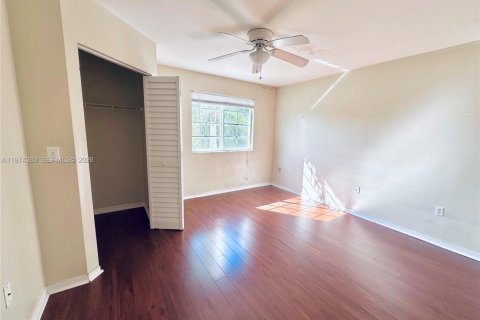 Condo in Pembroke Pines, Florida, 2 bedrooms  № 2044684 - photo 9