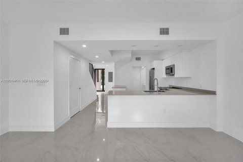 Снять в аренду таунхаус в Дания-Бич, Флорида 3 спальни, 146.97м2, № 1982767 - фото 13