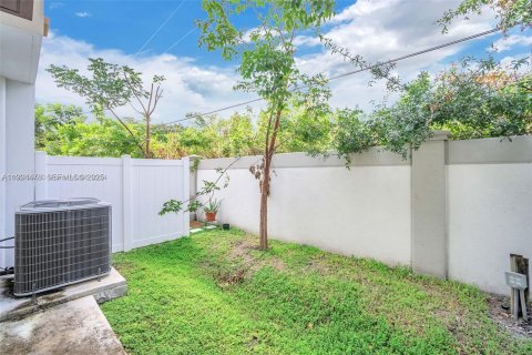 Снять в аренду таунхаус в Дания-Бич, Флорида 3 спальни, 146.97м2, № 1982767 - фото 6