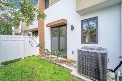 Снять в аренду таунхаус в Дания-Бич, Флорида 3 спальни, 146.97м2, № 1982767 - фото 7