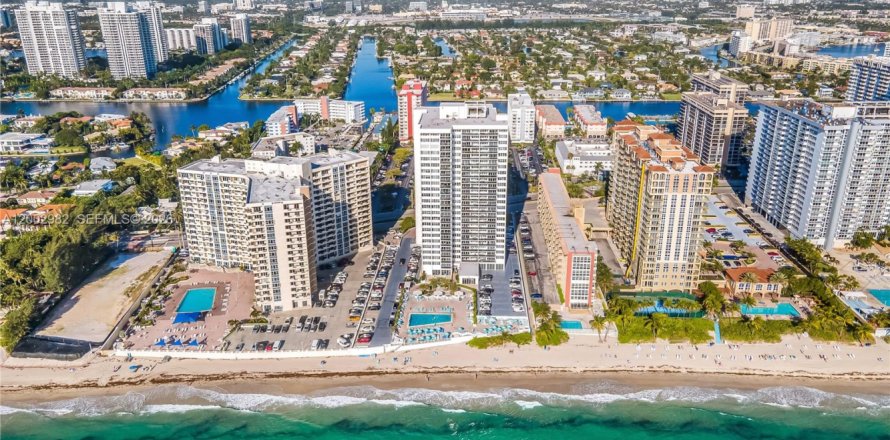 Кондоминиум с 2 спальнями в Халландейл-Бич, Флорида № 2066675