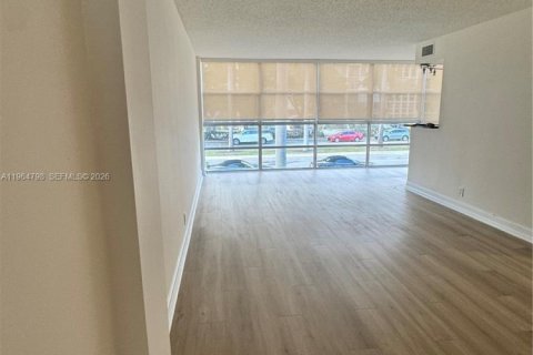 Copropriété à louer à Hallandale Beach, Floride: 2 chambres, 94.76 m2 № 2038579 - photo 2