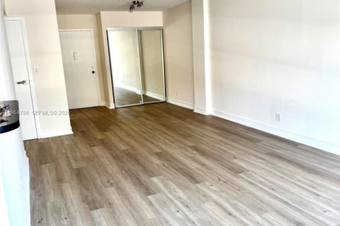 Copropriété à louer à Hallandale Beach, Floride: 2 chambres, 94.76 m2 № 2038579 - photo 5