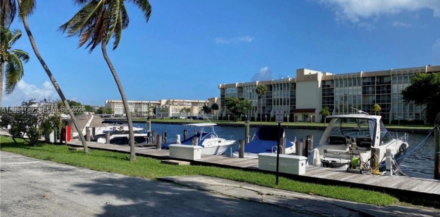 Condo à Hallandale Beach, Floride, 2 chambres  № 2038579