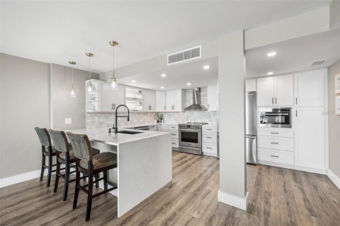 Condo in Clearwater, Florida, 2 bedrooms  № 2093960 - photo 4