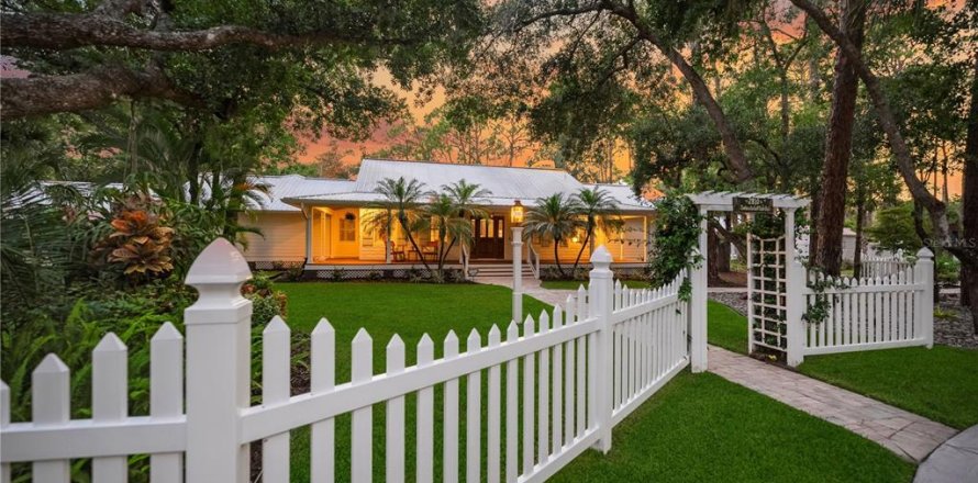 House in Sarasota, Florida 5 bedrooms, 448.53 sq.m. № 2203671